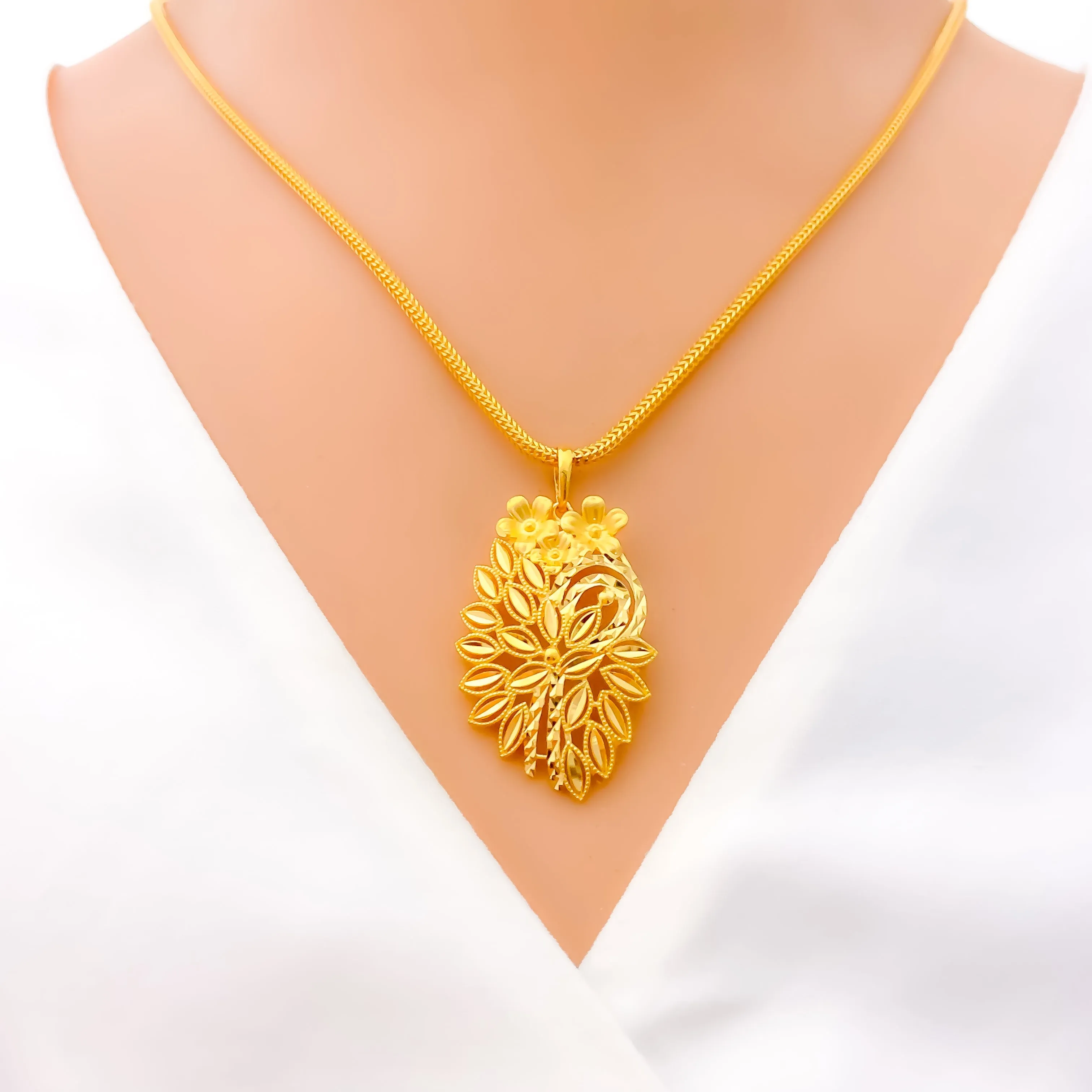 Attractive Flower Bouquet 22K Gold Pendant Set